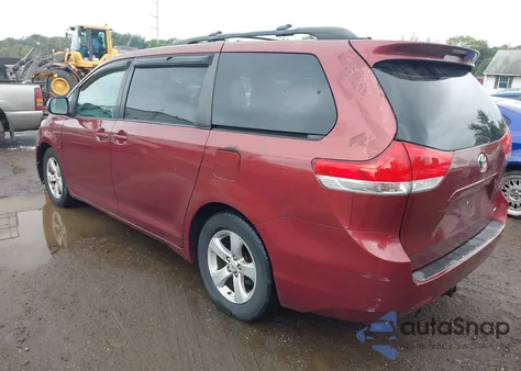 2012 Toyota Sienna Le V6 8 Passenger z USA, uszkodzony, nr VIN 5TDKK3DC3CS230755